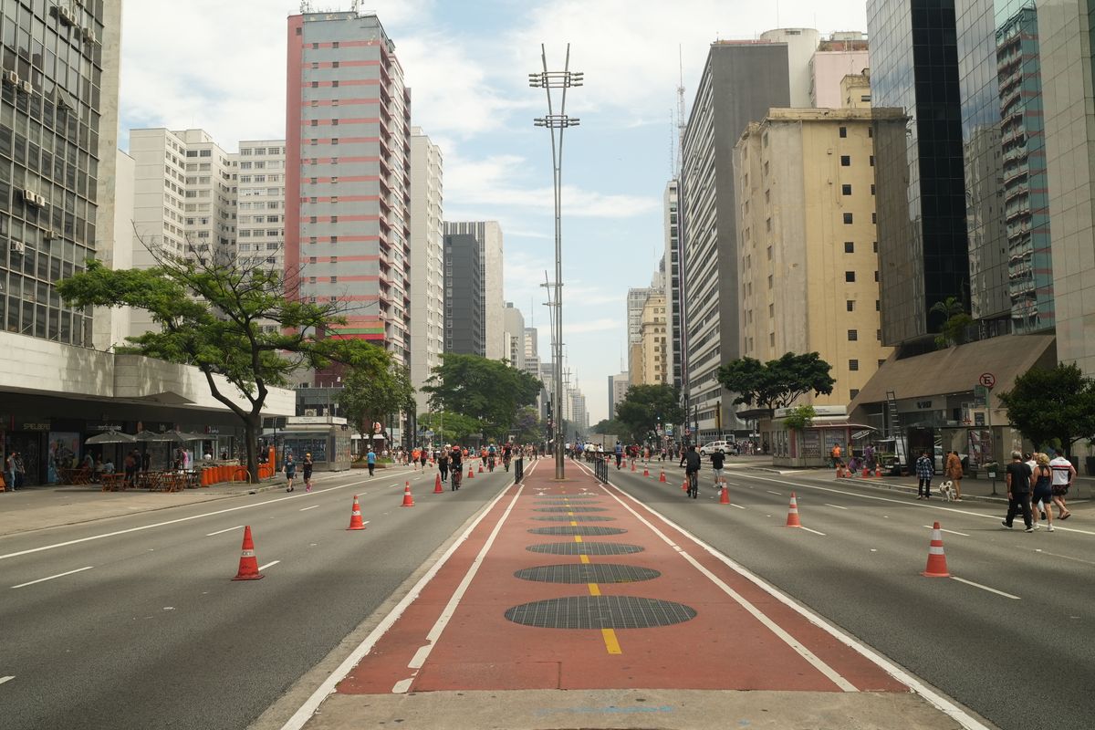 Ciclistas cruzando la avenida